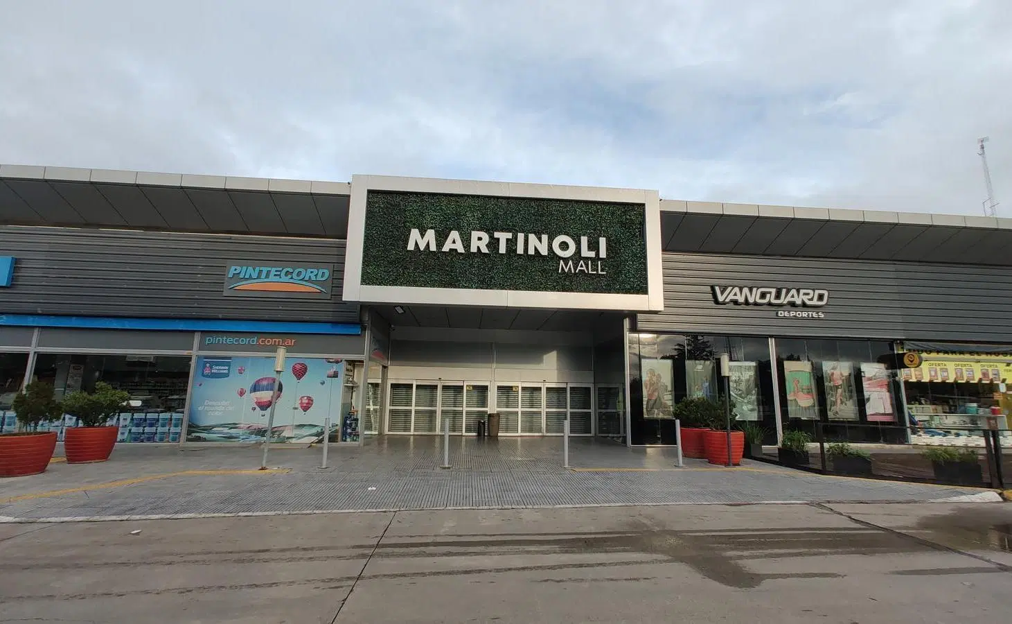 Local en el Martinoli Mall, Av. Recta Martinoli 7850 1