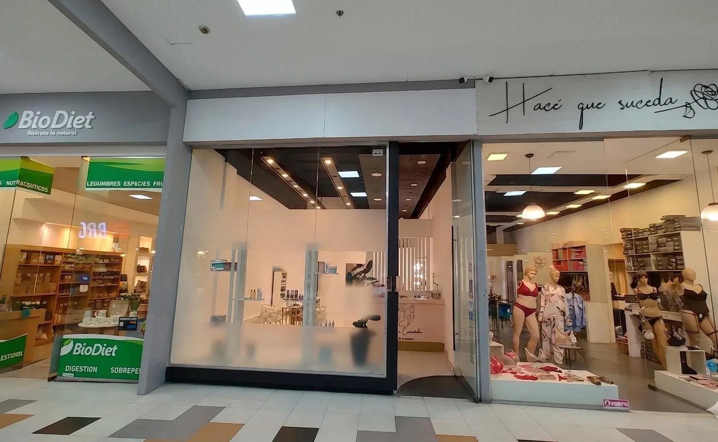Local en el Martinoli Mall, Av. Recta Martinoli 7850 2