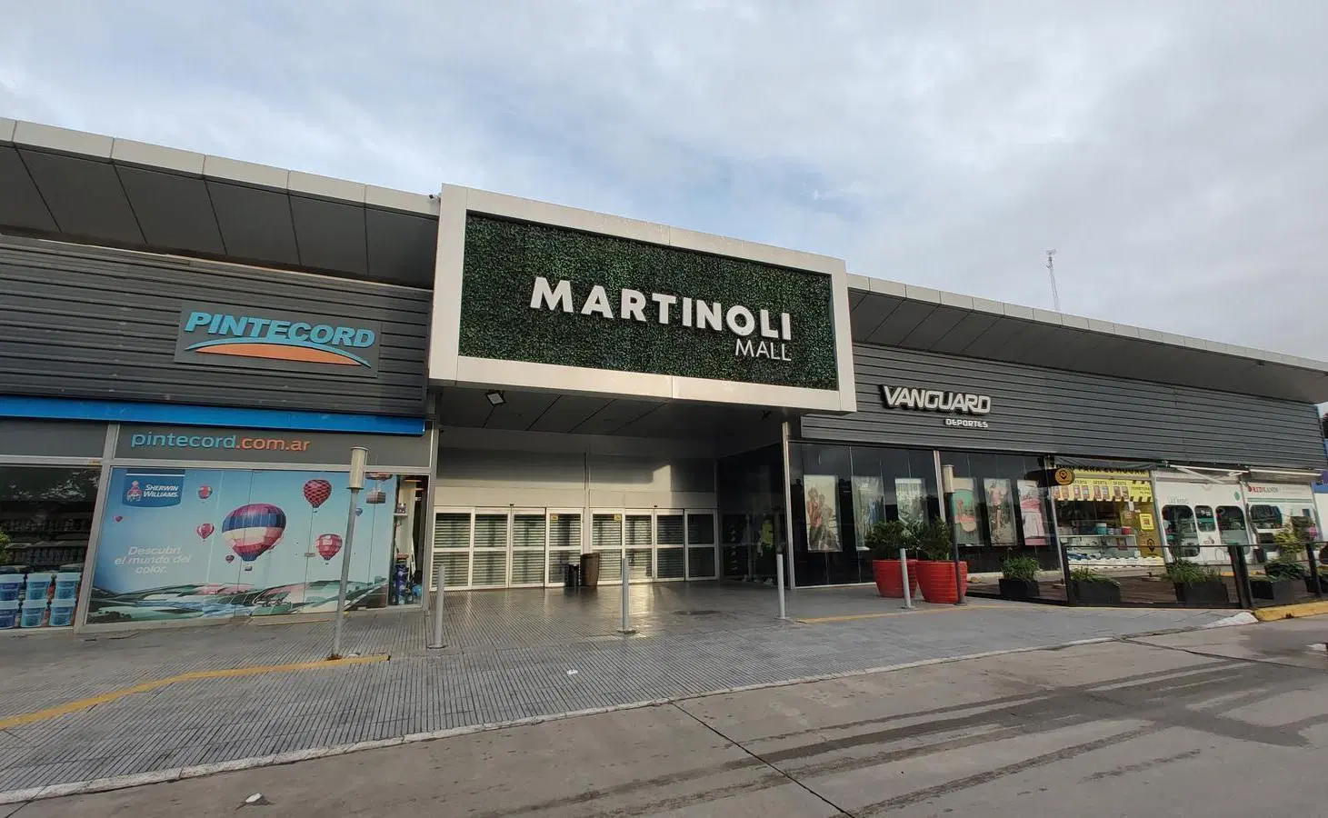 Local en Martinoli Mall, Av. Recta Martinoli 8