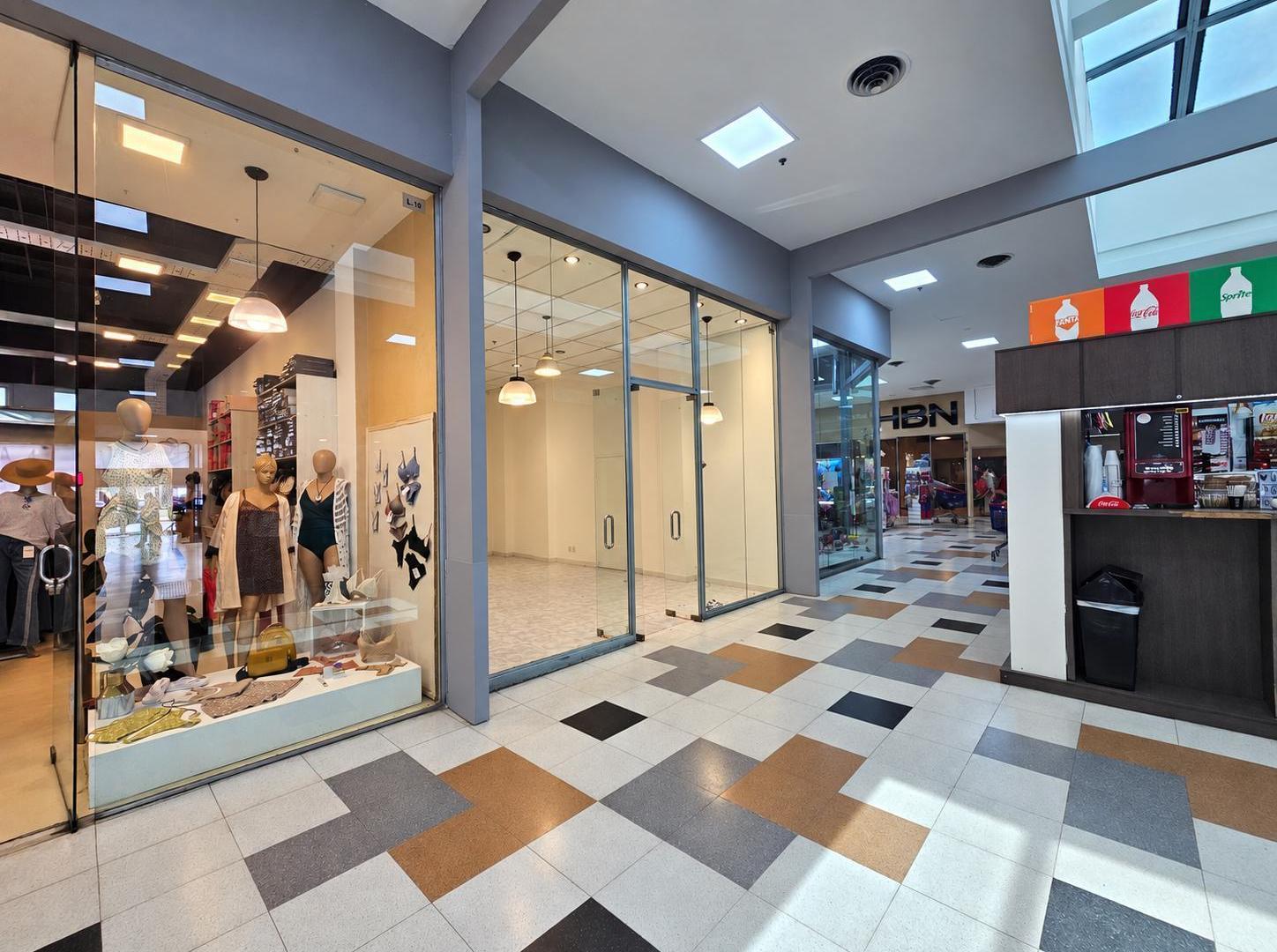 Foto de Local en el Martinoli Mall, Av. Recta Martinoli 7850, imagen 1