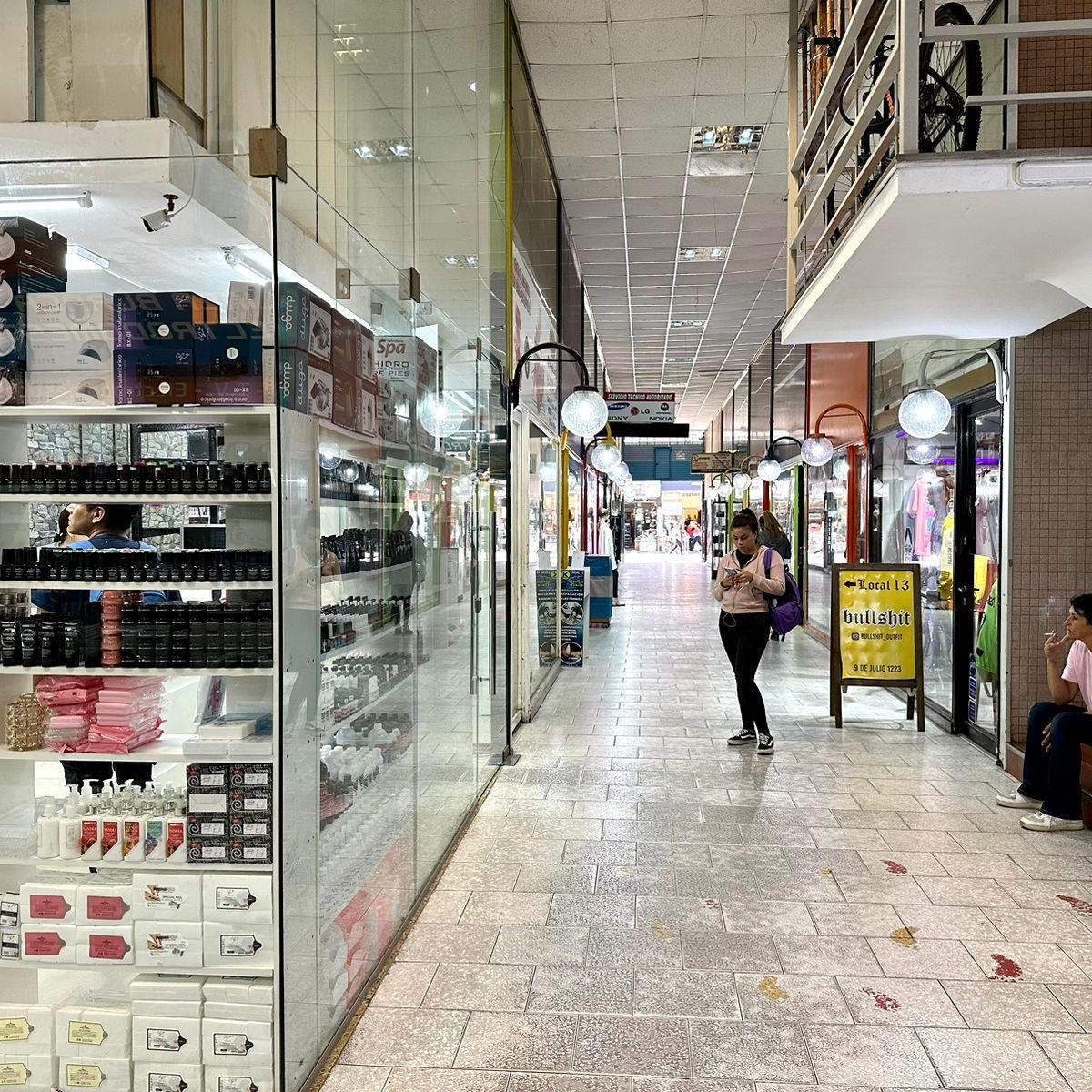 Foto de DOS LOCALES EN GALERIA - DOBLE ALTURA, imagen 3