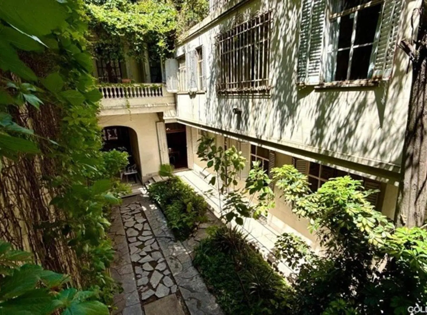 PETIT HOTEL de 8 ambientes en dos plantas estilo europeo 3
