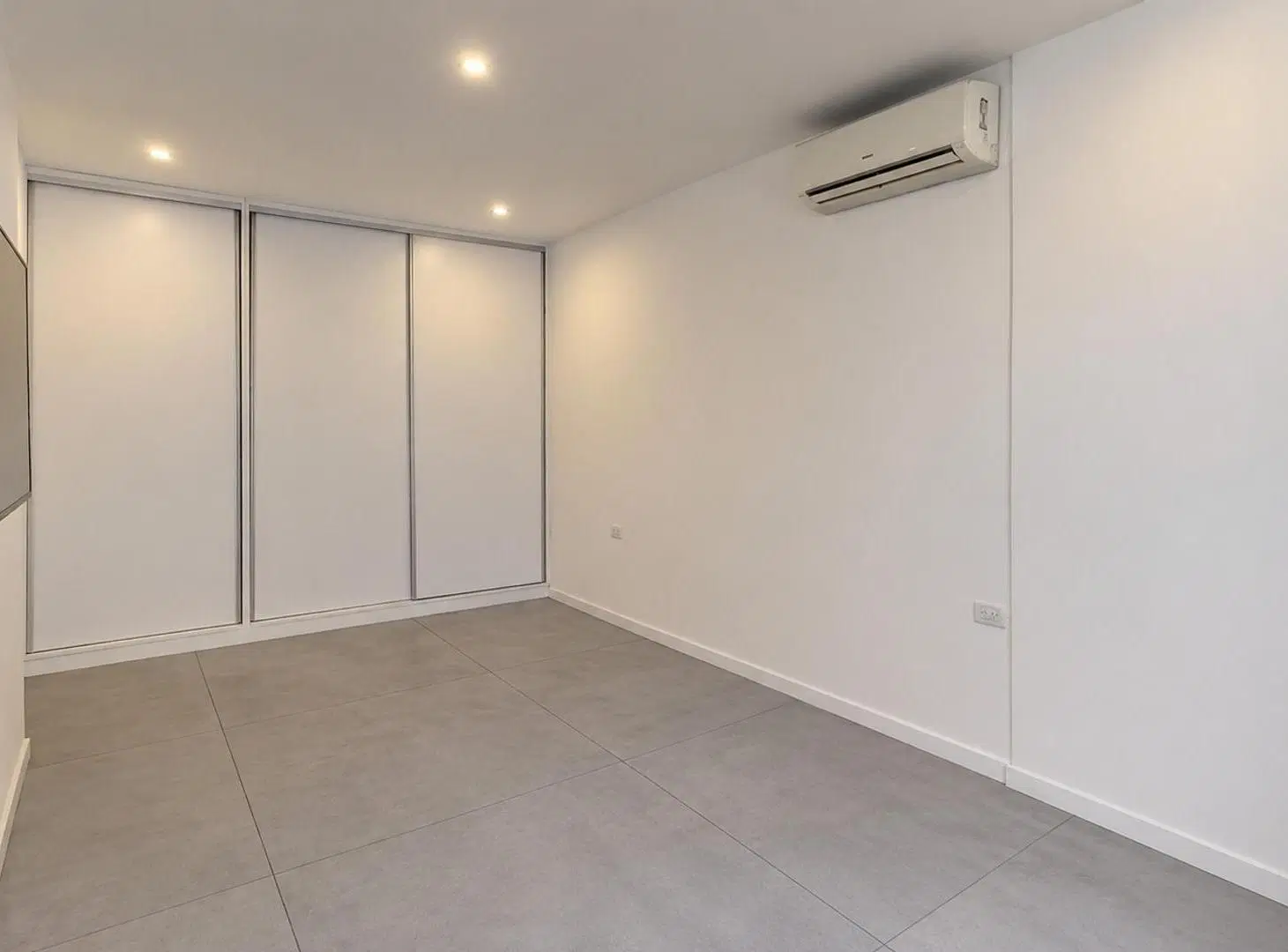 VENTA TRIPLEX  CON BALCON Y TERRAZA Y PROPIA 5