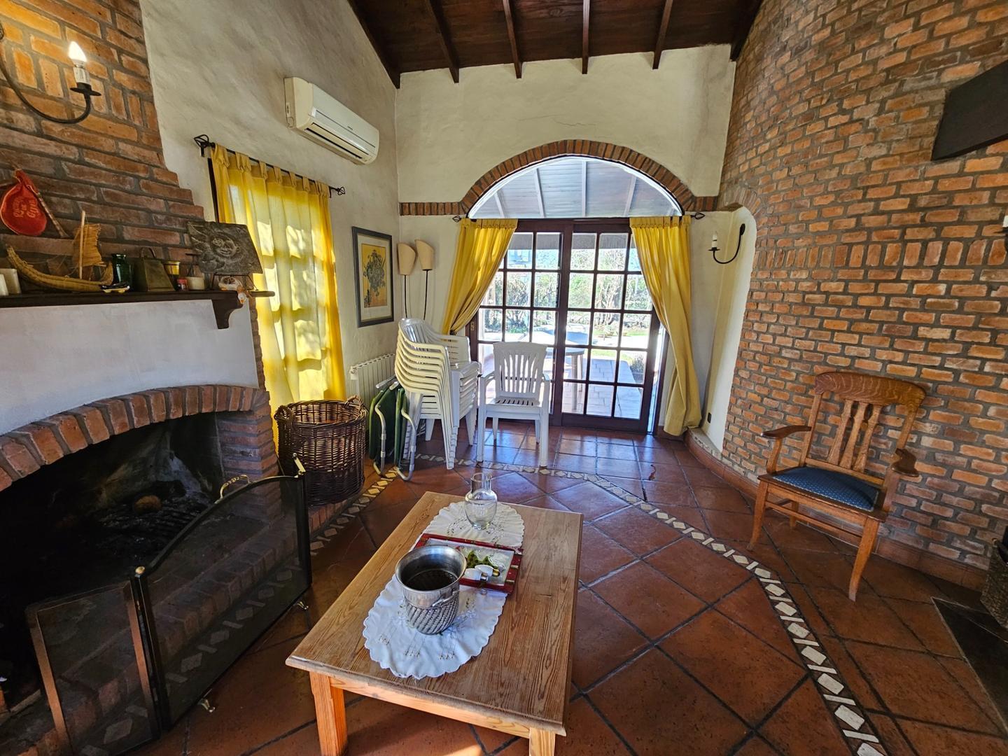 Foto de CASA COUNTRY LAS LAJAS PILETA PARRILLA 4 AMBIENTES, imagen 2