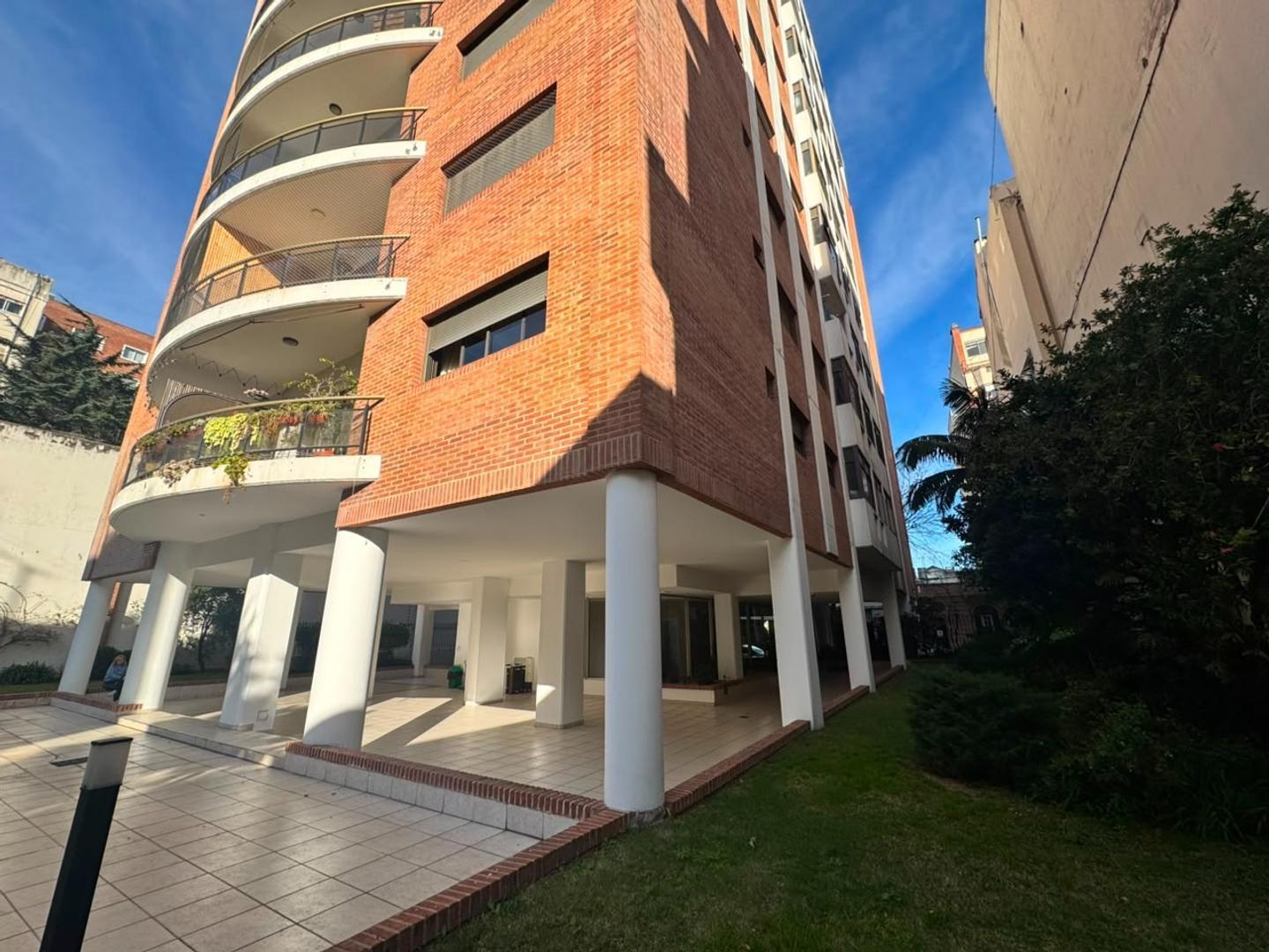 Foto de VENTA DEPTO 4 AMBIENTES CON COCHERA - ACEPTA PERMUTA, imagen 2