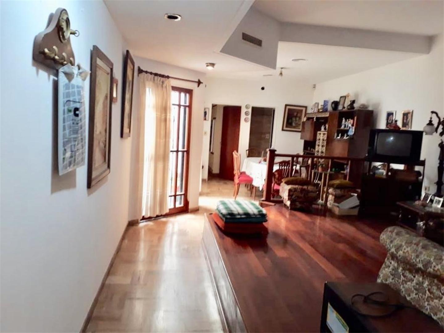 Foto de CASA 6 AMBIENTES COCHERA PATIO Y TERRAZA, imagen 2
