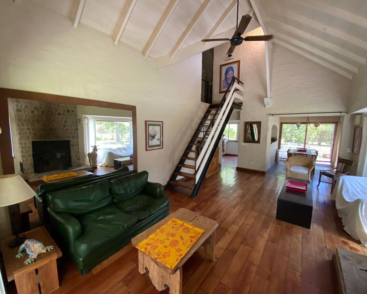 Foto de CASA EN VENTA 3 Dormitorios (1 en Suite) con Pileta y fondo libre LA, imagen 3