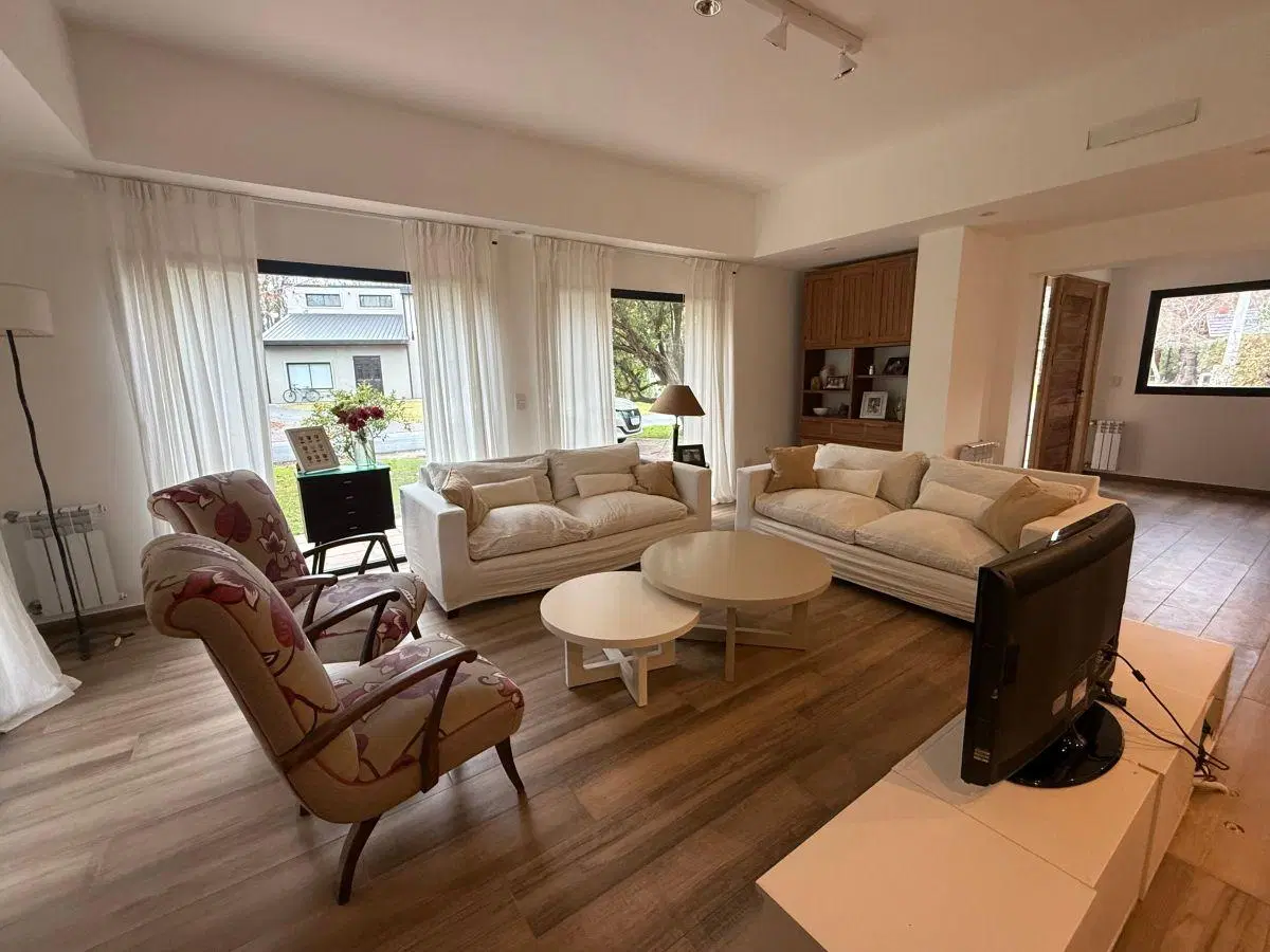 Casa en Venta La Martona 5 Dormitorios (1 en Suite) refaccionada en su interior con pileta 4