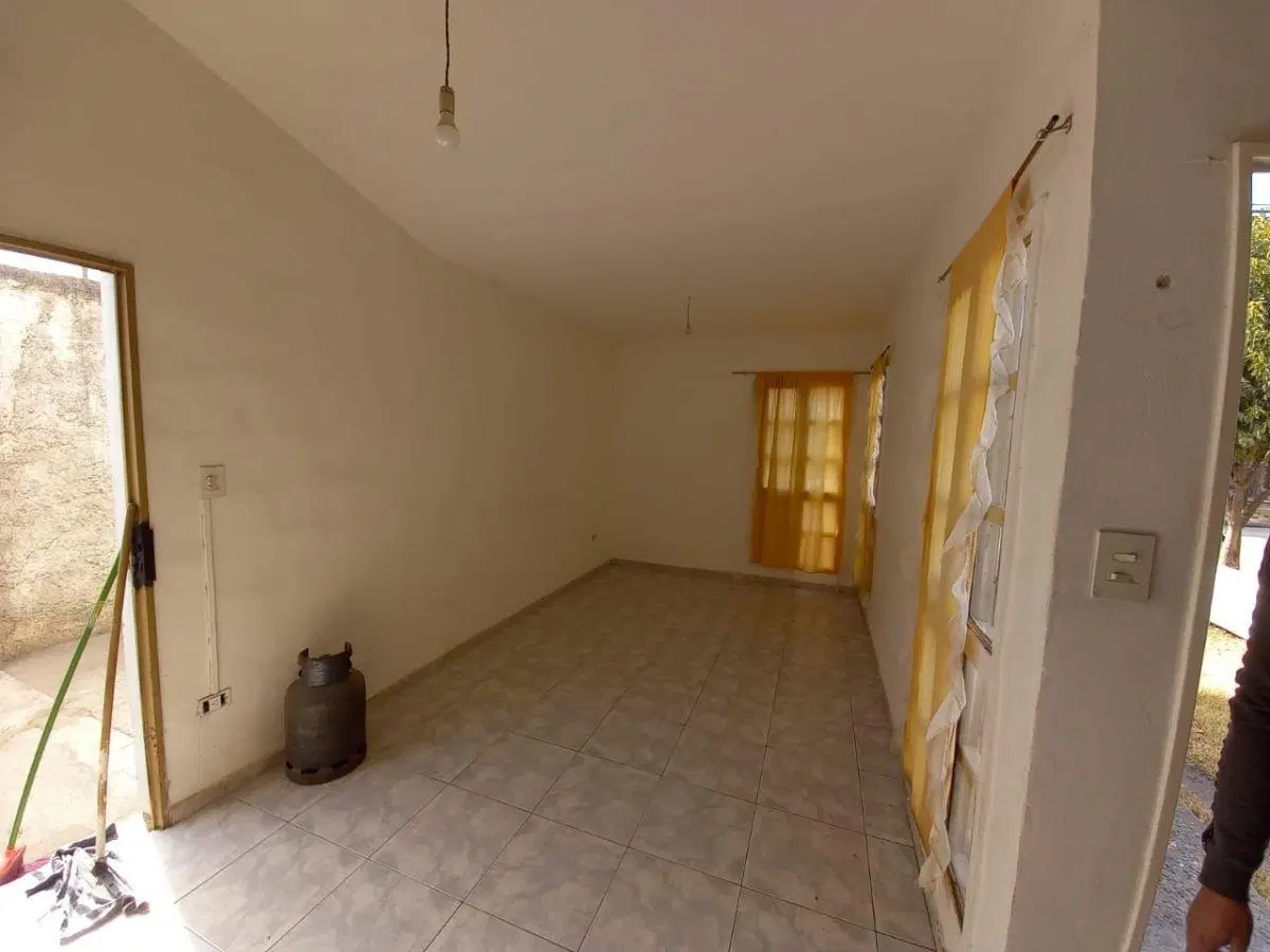 ALQUILAMOS CASA DE DOS DORMITORIOS EN BARRIO LOS ROBLES 5