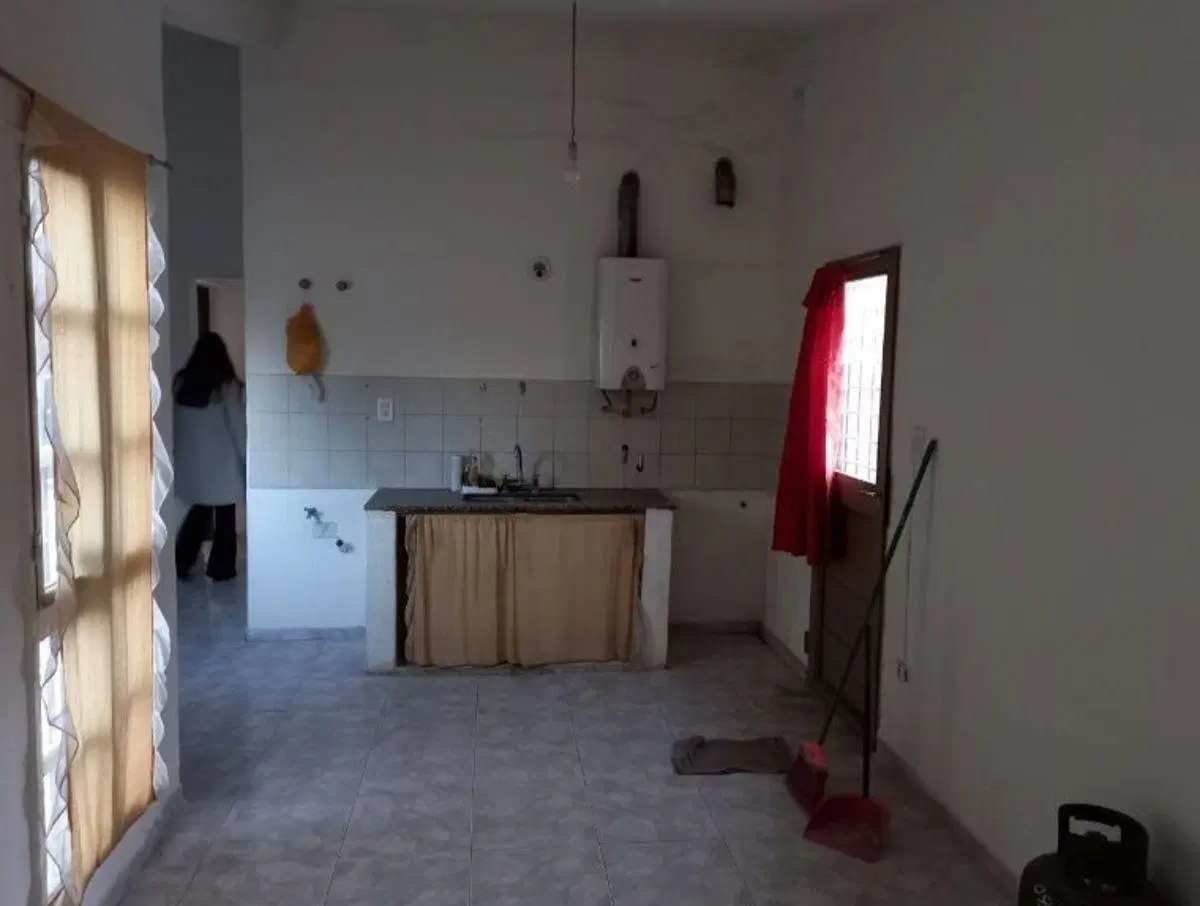 ALQUILAMOS CASA DE DOS DORMITORIOS EN BARRIO LOS ROBLES 4