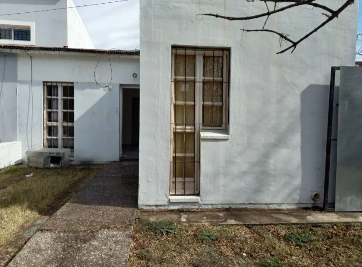 ALQUILAMOS CASA DE DOS DORMITORIOS EN BARRIO LOS ROBLES 3
