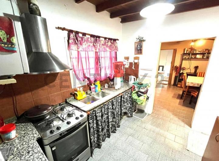 VENTA CASA MULTIFAMILIAR  ITUZAINGO 4
