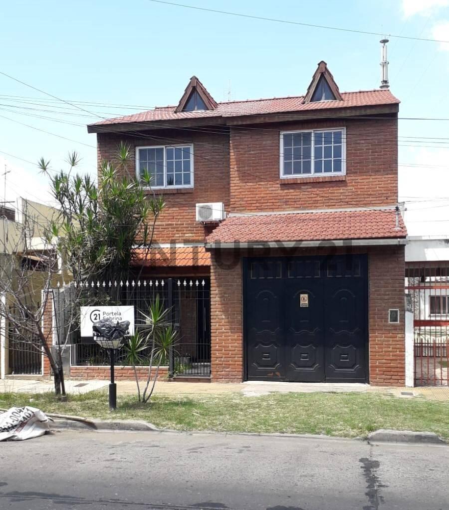 VENTA CASA 4 AMBIENTES CASEROS PARRILLA PILETA