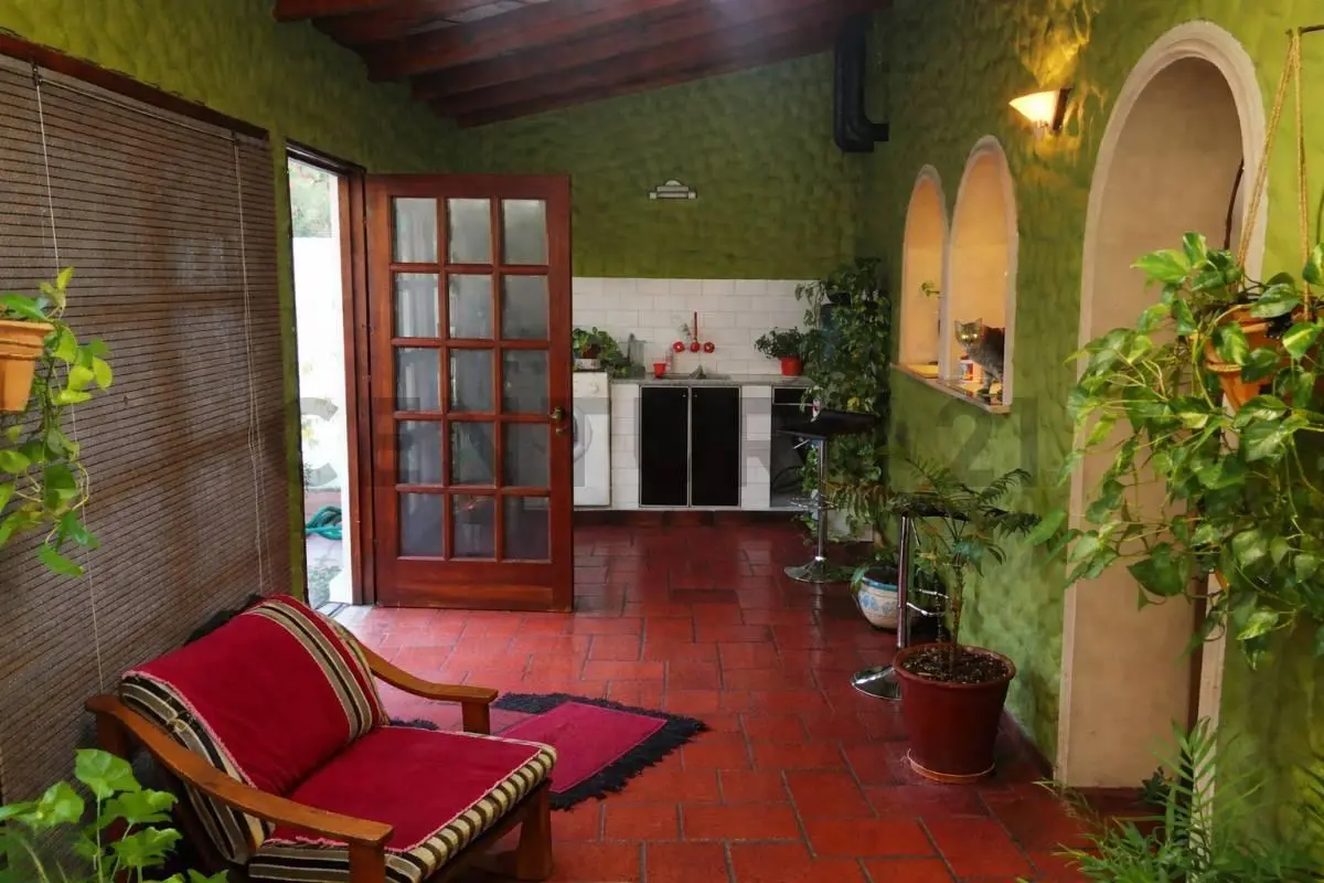 VENTA CASA 4 AMBIENTES  CASTELAR SUR APTA CREDITO PILETA QUINCHO 2