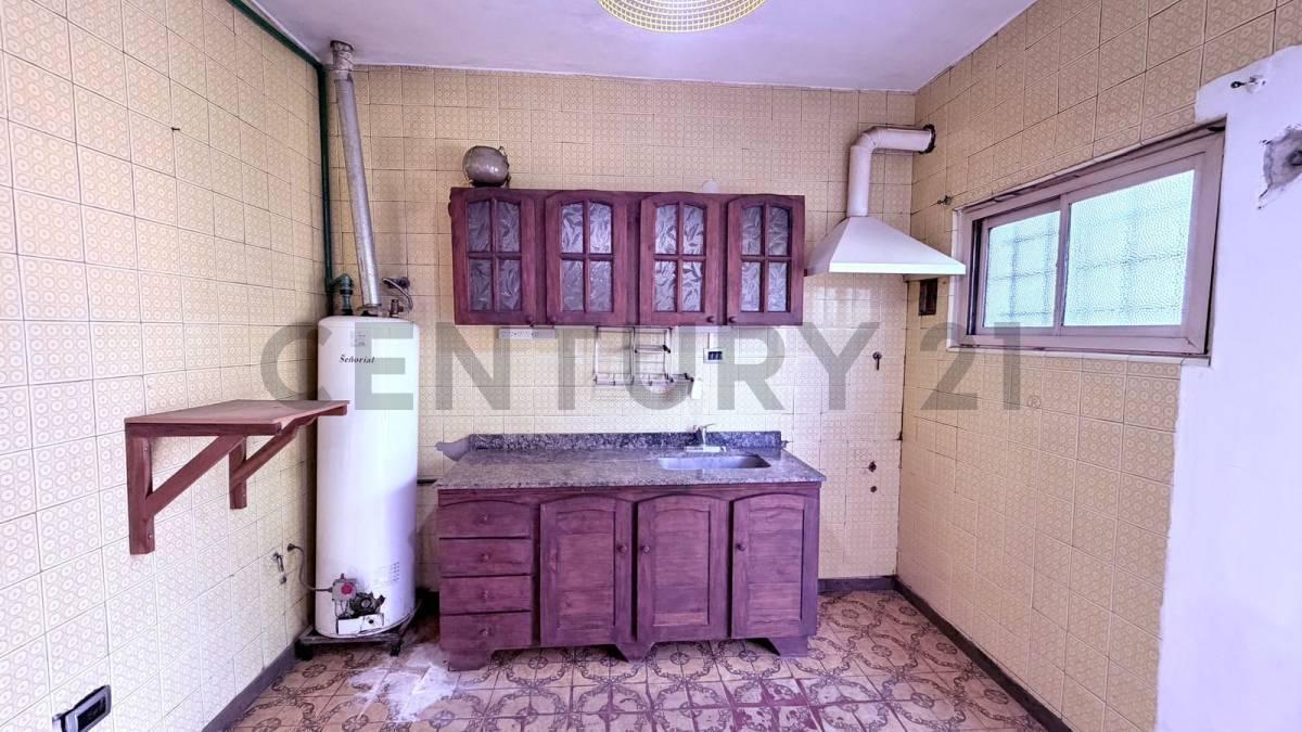 Foto de Venta de casa 3 ambientes apta crédito en esquina con jardín y cochera, imagen 4