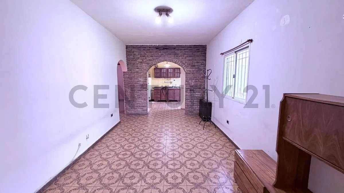 Venta de casa 3 ambientes apta crédito en esquina con jardín y cochera en San Antonio de Padua, Merl 2