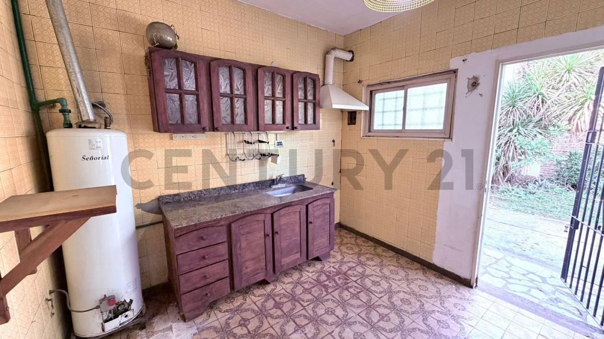 Foto de Venta de casa 3 ambientes apta crédito en esquina con jardín y cochera, imagen 5