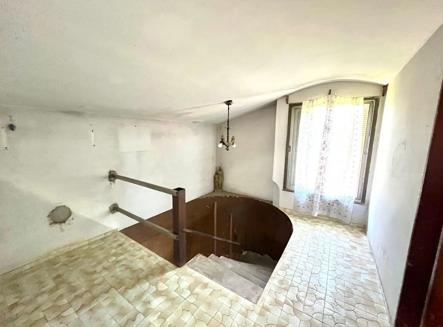 VENTA  CASA 5 AMBIENTES A RECICLAR SOBRE AMPLIO LOTE 864 m²-VILLA UDAONDO -PARQUE LELOIR 2