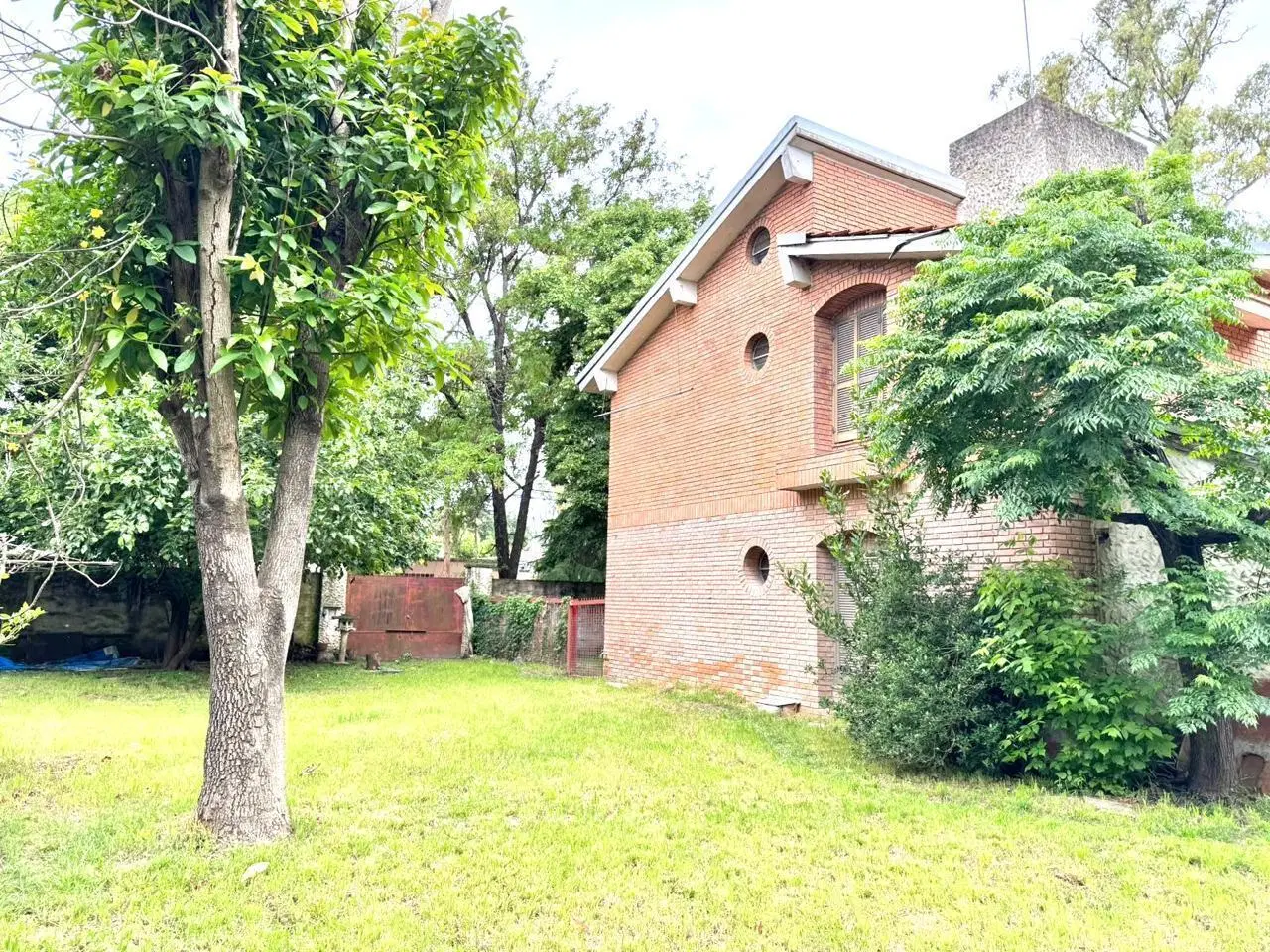 VENTA  CASA 5 AMBIENTES A RECICLAR SOBRE AMPLIO LOTE 864 m²-VILLA UDAONDO -PARQUE LELOIR 3