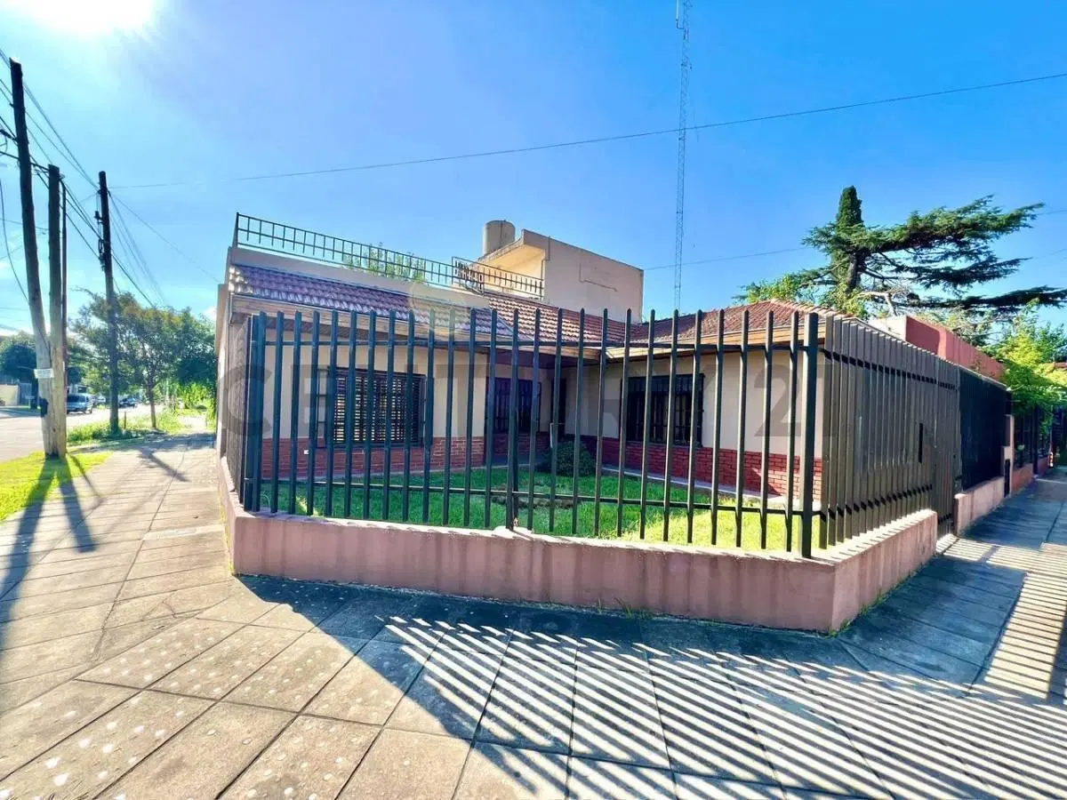 VENTA CASA 3 AMBIENTES VILLA LUZURIAGA AMPLIA TERRAZA 4 COCHERAS 4