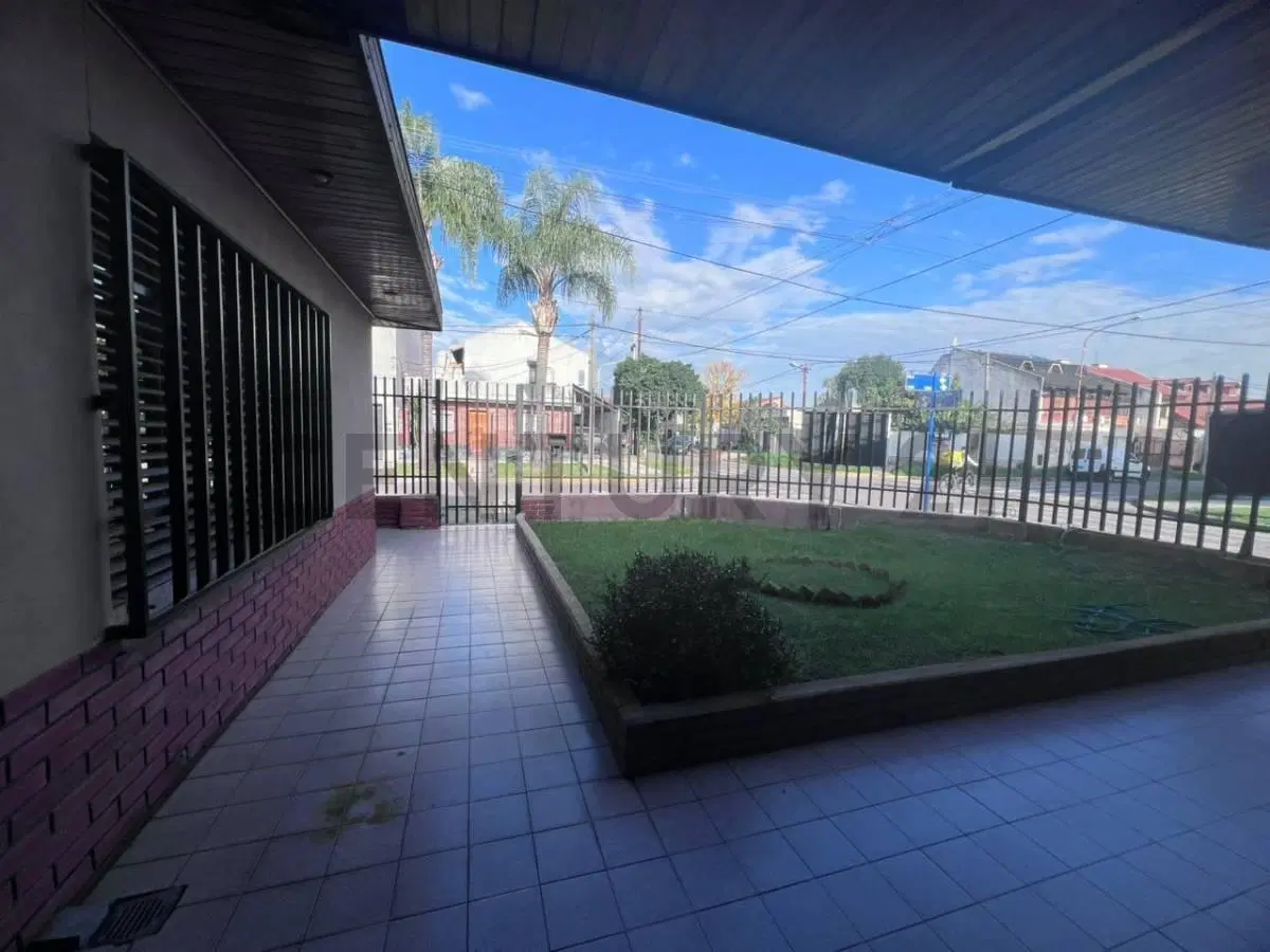 VENTA CASA 3 AMBIENTES VILLA LUZURIAGA AMPLIA TERRAZA 4 COCHERAS 2