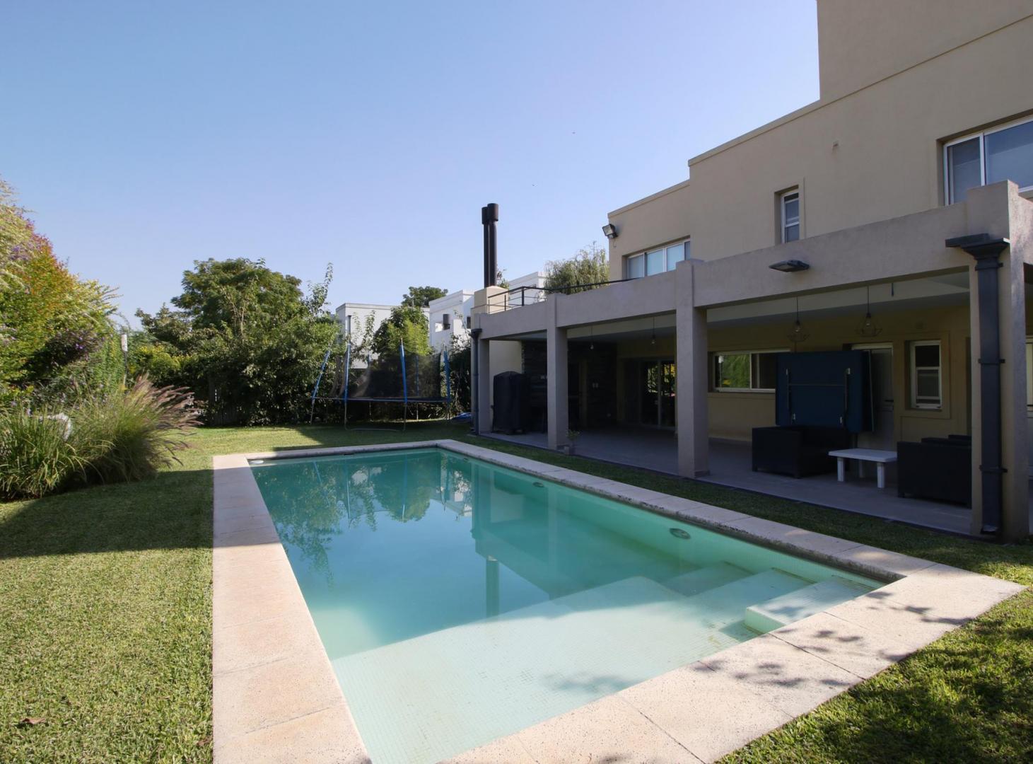 VENTA CASA ALTOS DEL SOL 6 AMBIENTES LUMINOSA CON PILETA QUINCHO 600M2