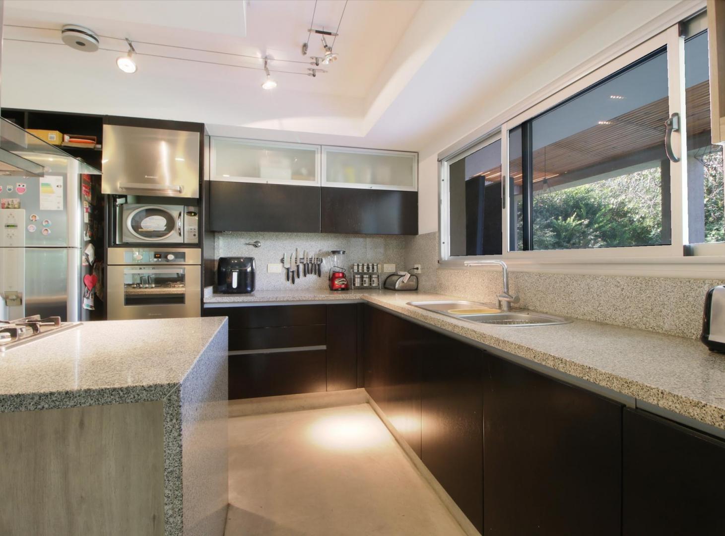 Foto de VENTA CASA ALTOS DEL SOL 6 AMBIENTES LUMINOSA CON PILETA QUINCHO 600M2, imagen 5