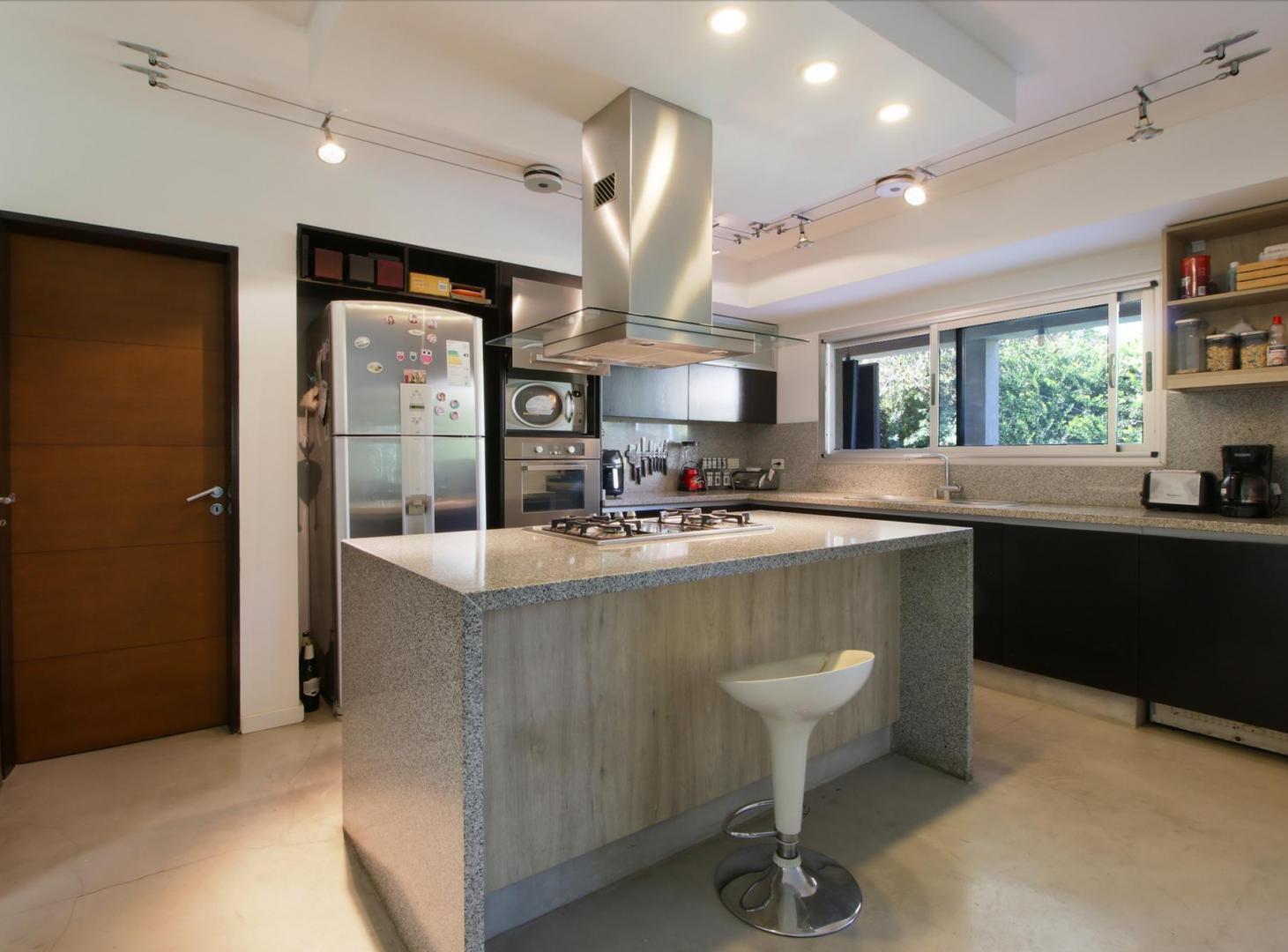 Foto de VENTA CASA ALTOS DEL SOL 6 AMBIENTES LUMINOSA CON PILETA QUINCHO 600M2, imagen 3