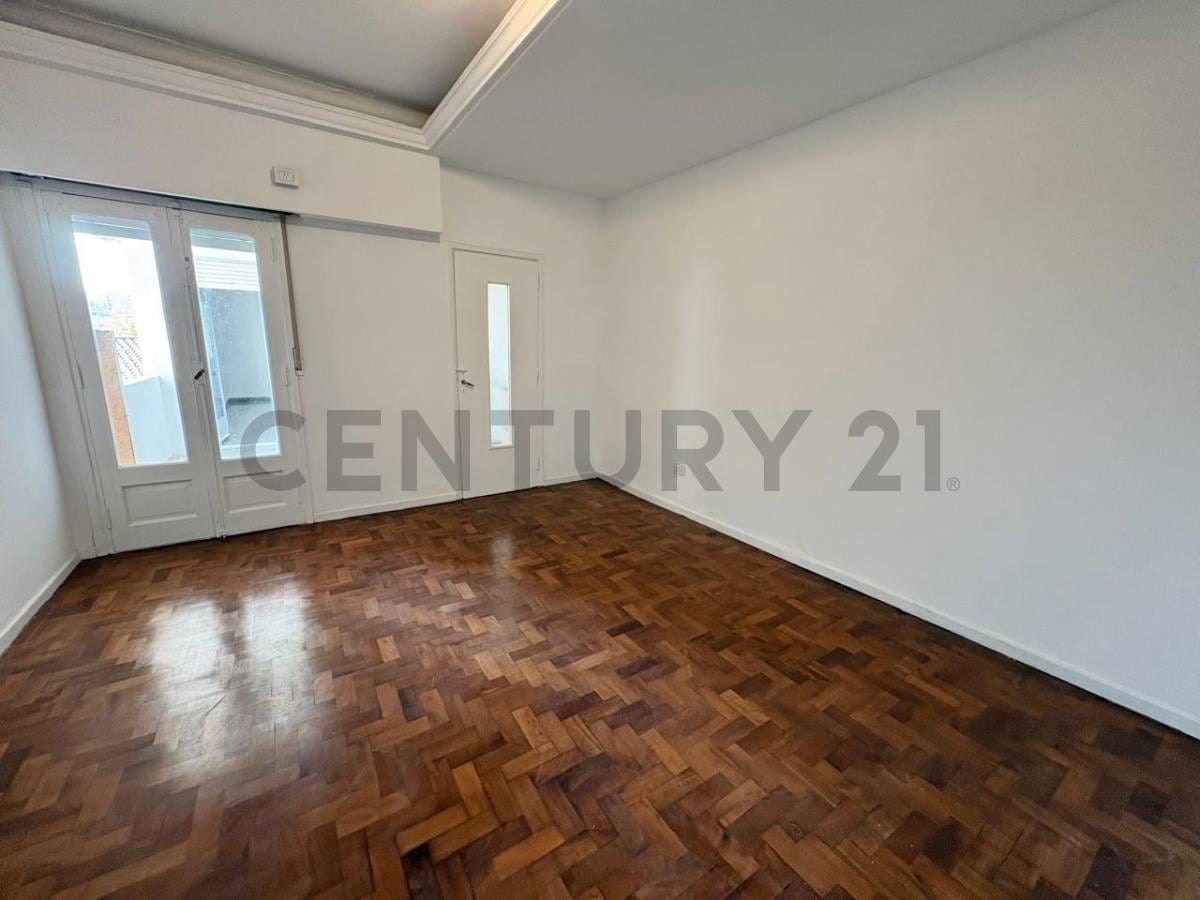 VENTA DEPARTAMENTO 4 AMBIENTES CASTELAR CENTRO CON BALCON