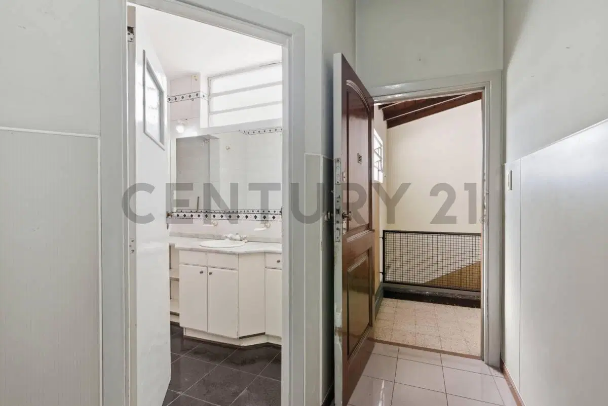 PH de 5 ambientes en Castelar Sur | Terraza con parrilla y balcón al frente 4
