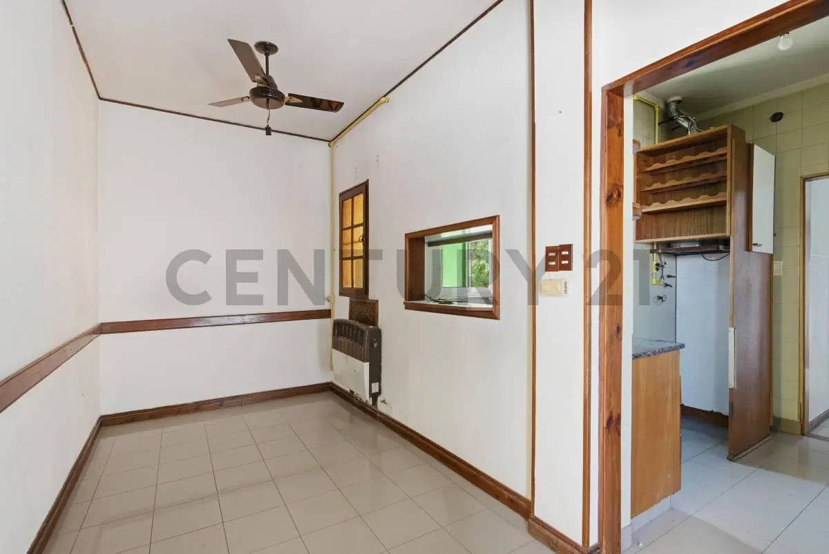 PH de 5 ambientes en Castelar Sur | Terraza con parrilla y balcón al frente 8
