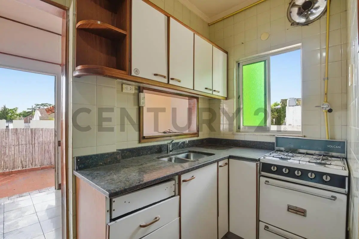 PH de 5 ambientes en Castelar Sur | Terraza con parrilla y balcón al frente 3