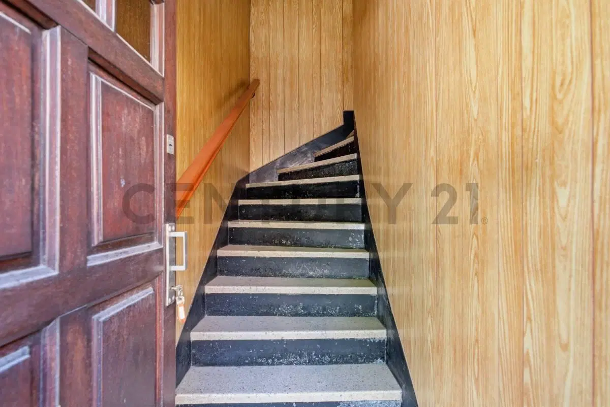 PH de 5 ambientes en Castelar Sur | Terraza con parrilla y balcón al frente 2