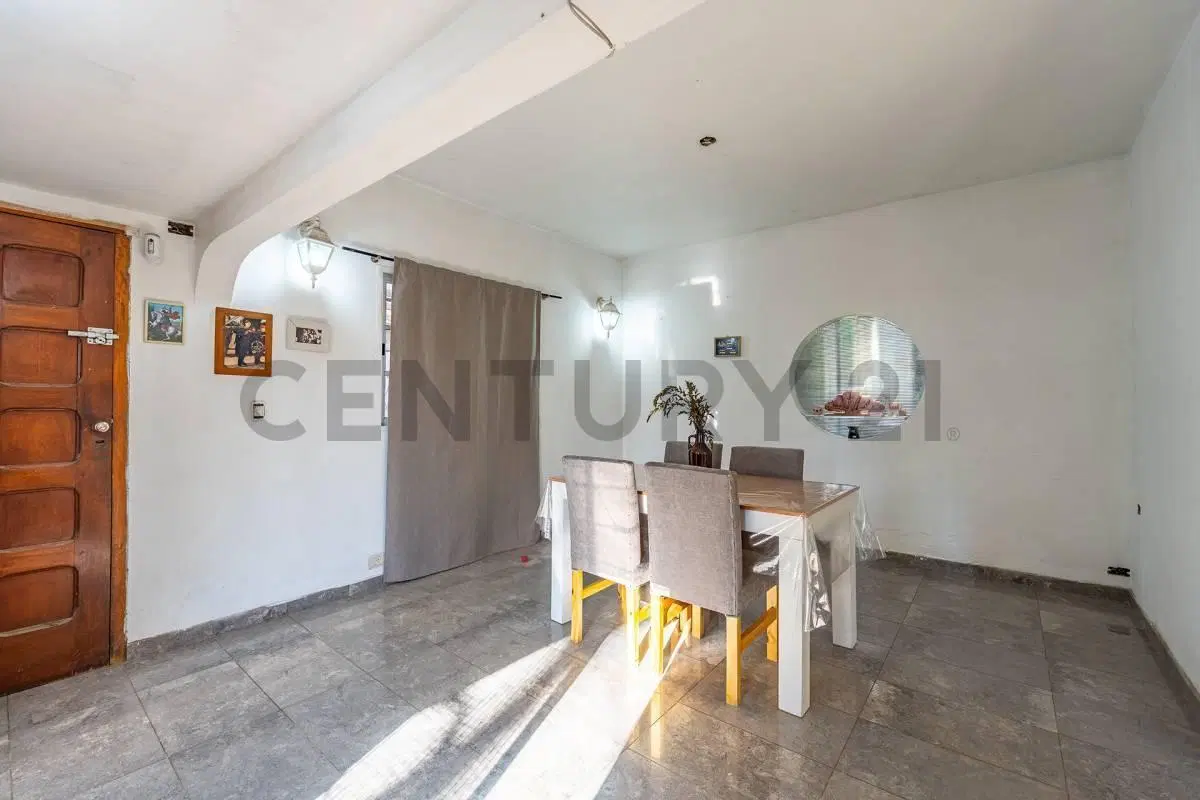VENTA  CASA 4 AMBIENTES  SOBRE AMPLIO LOTE 864 m²-VILLA UDAONDO -PARQUE LELOIR - APTA CREDITO 2