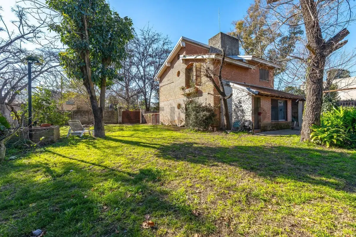 VENTA  CASA 4 AMBIENTES  SOBRE AMPLIO LOTE 864 m²-VILLA UDAONDO -PARQUE LELOIR - APTA CREDITO 8
