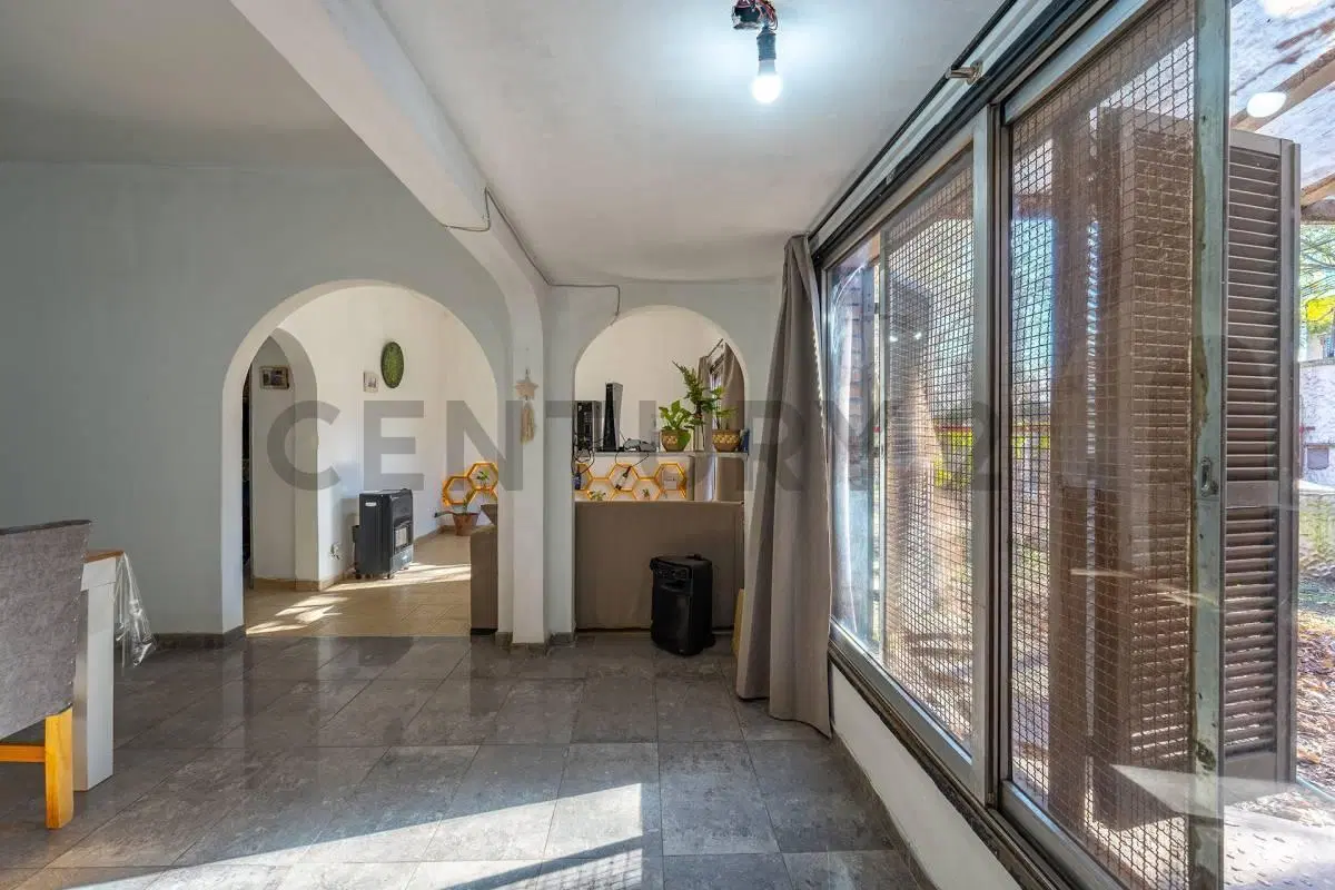 VENTA  CASA 4 AMBIENTES  SOBRE AMPLIO LOTE 864 m²-VILLA UDAONDO -PARQUE LELOIR - APTA CREDITO 4