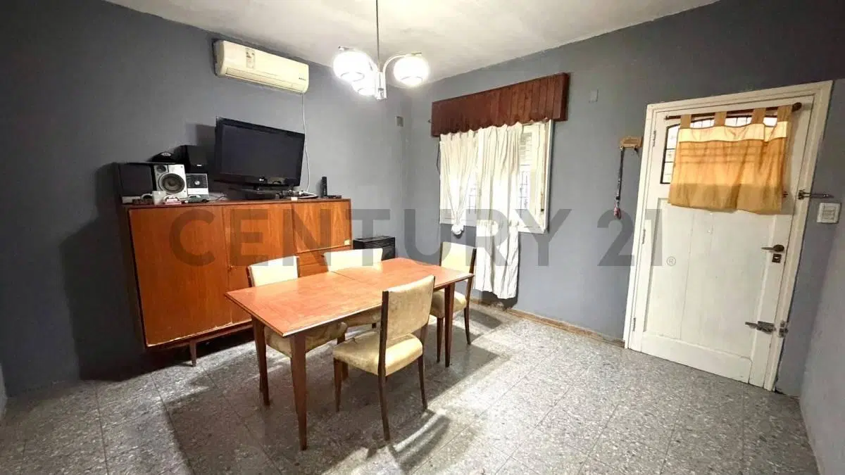 Venta Casa 4 ambientes con parque, garage para 2 autos y gran potencial en Libertad, Merlo – Lote de 8