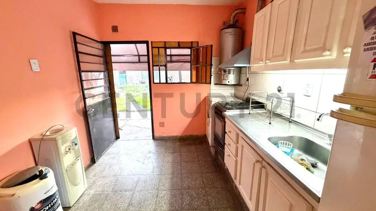 Venta Casa 4 ambientes con parque, garage para 2 autos y gran potencial en Libertad, Merlo – Lote de 5