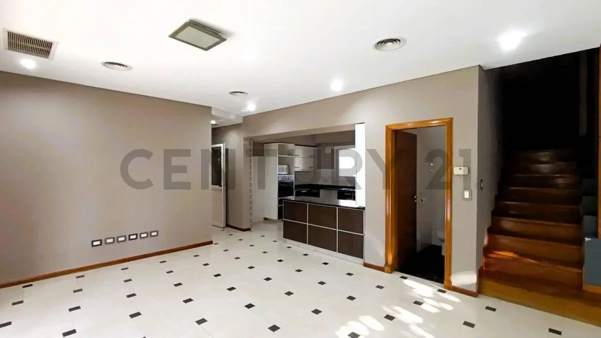 Venta Casa La Cesarina 5 ambientes 8