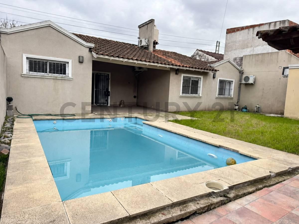 Foto de VENTA CASA PH 4 AMBIENTES CASTELAR CON PARQUE QUINCHO PILETA, imagen 4