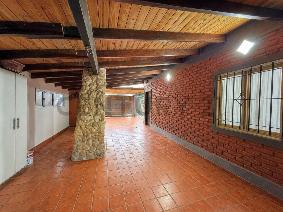 Foto de CASA EN VENTA 4 AMBIENTES PARQUE LELOIR CON JARDIN PILETA APTA CREDITO, imagen 3