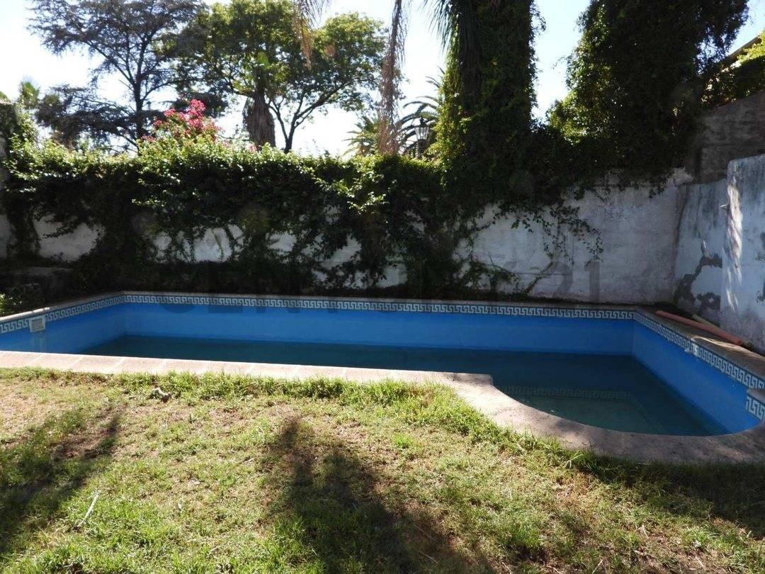 Foto de VENTA CASA 5 AMBIENTES CASTELAR NORTE JARDIN PILETA, imagen 1