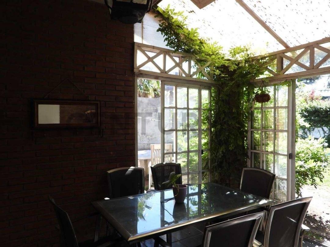 Foto de VENTA CASA 5 AMBIENTES CASTELAR NORTE JARDIN PILETA, imagen 4