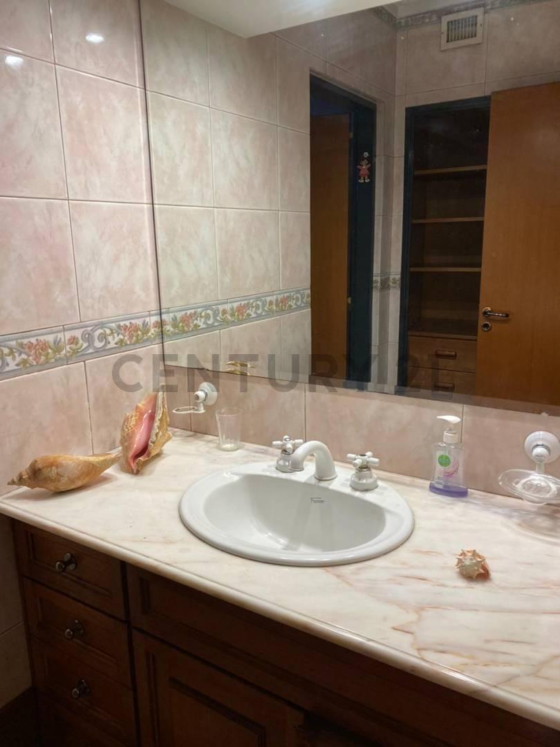 Foto de Chalet de Categoría con Piscina y Parque – Moreno Centro, imagen 2