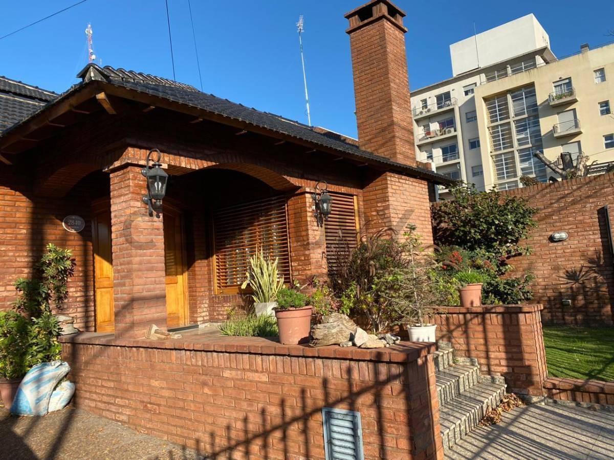Foto de Chalet de Categoría con Piscina y Parque – Moreno Centro, imagen 1
