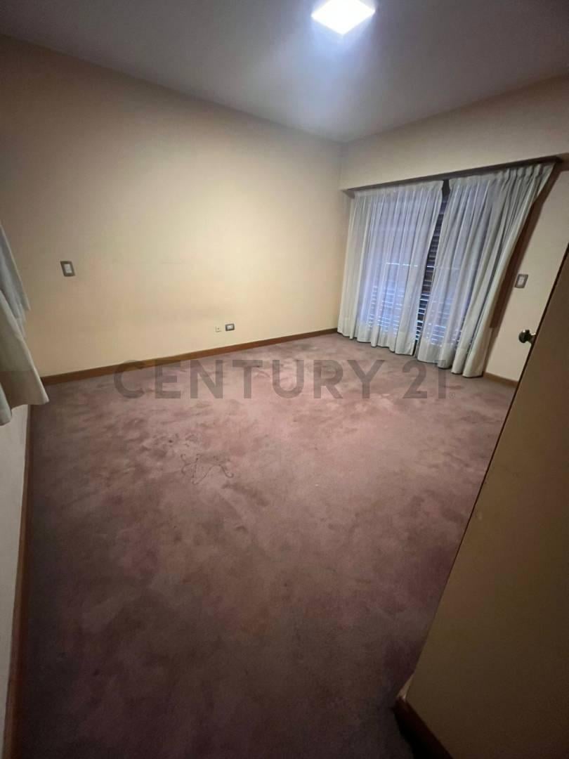 Foto de Chalet de Categoría con Piscina y Parque – Moreno Centro, imagen 3
