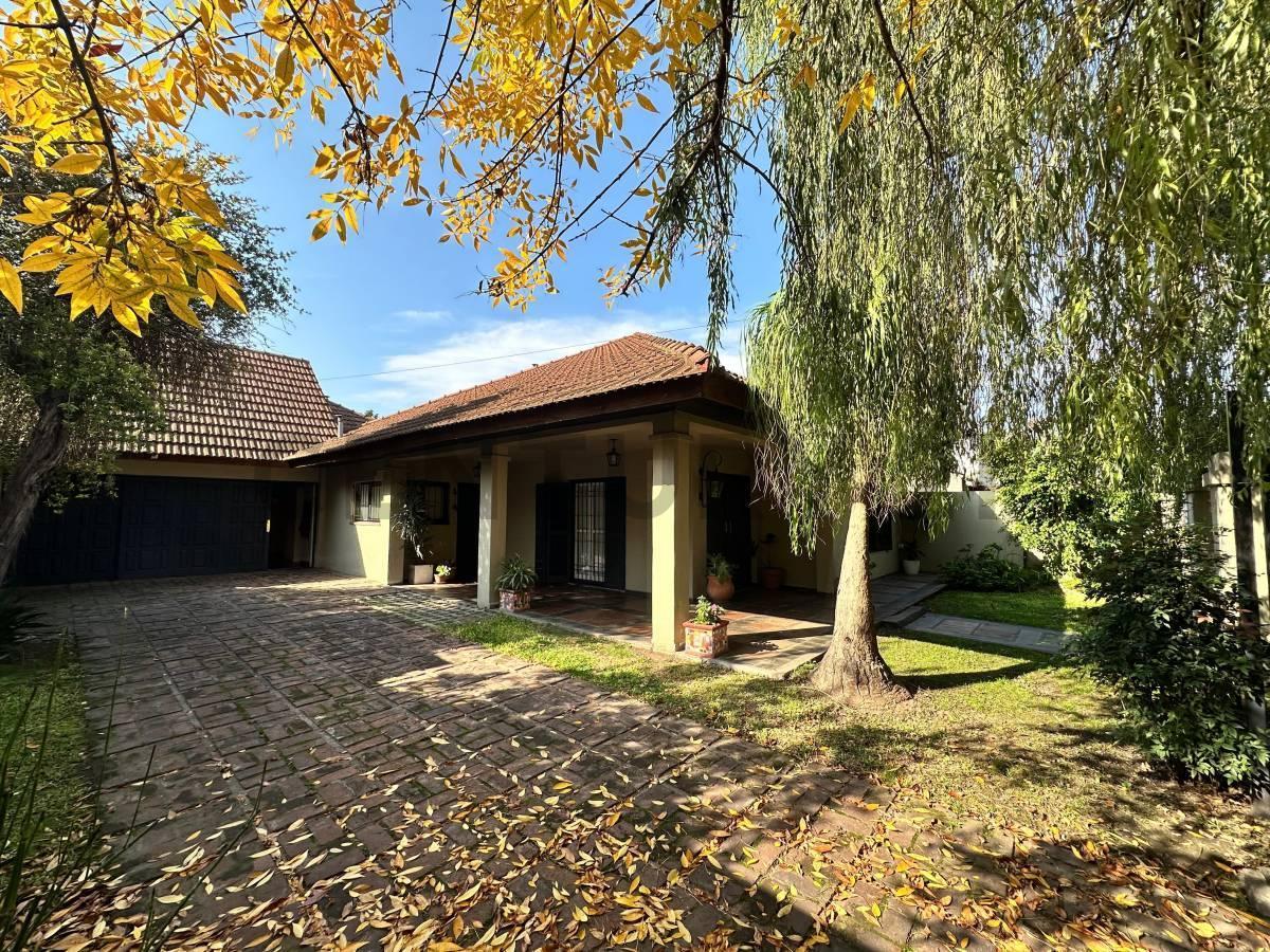 Foto de VENTA CASA CASTELAR 4 AMBIENTES ACEPTA PERMUTA, imagen 1