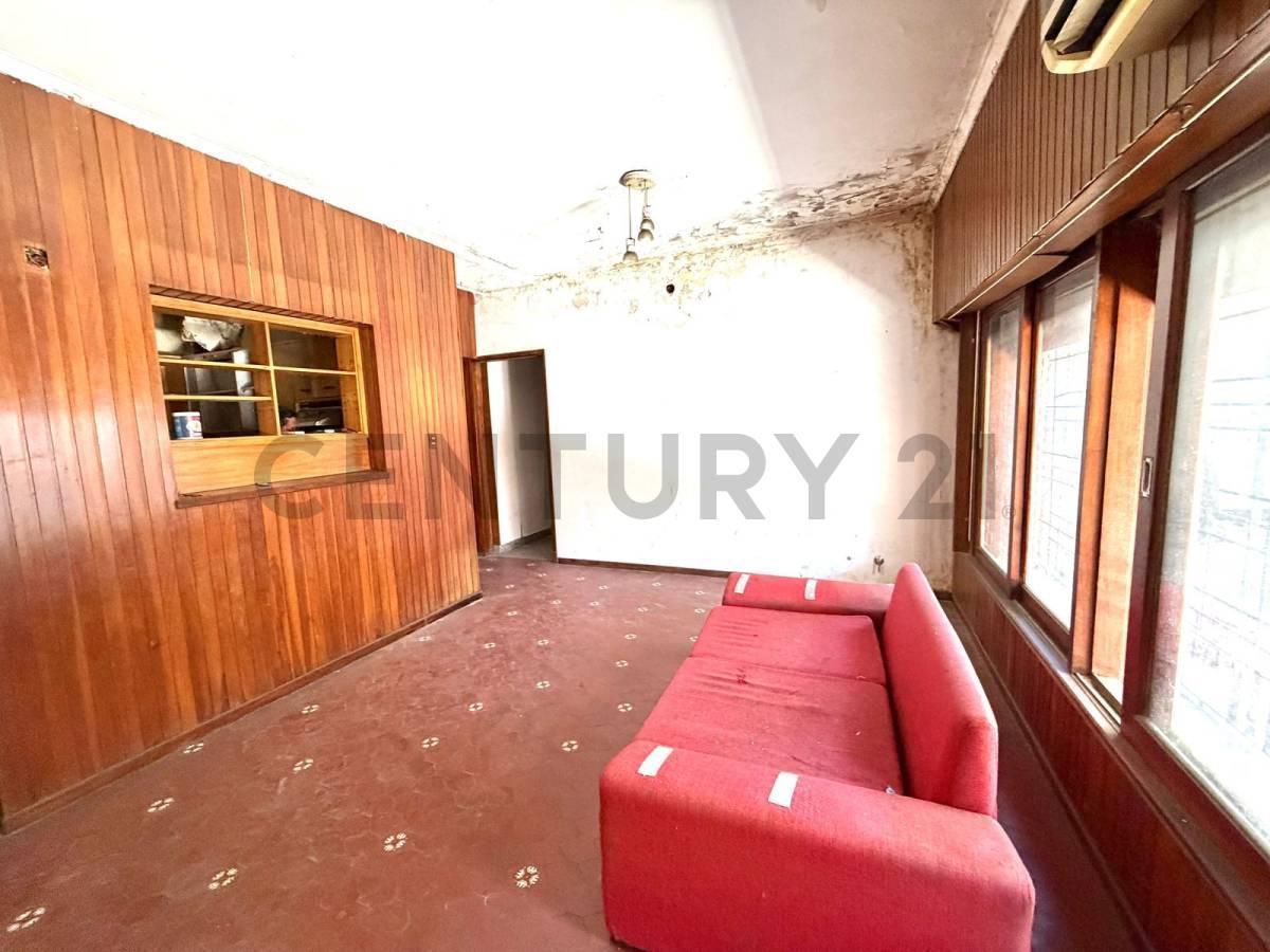 Foto de Casa 4 Ambientes a Reciclar en Venta – Lomas del Mirador – Gran, imagen 2