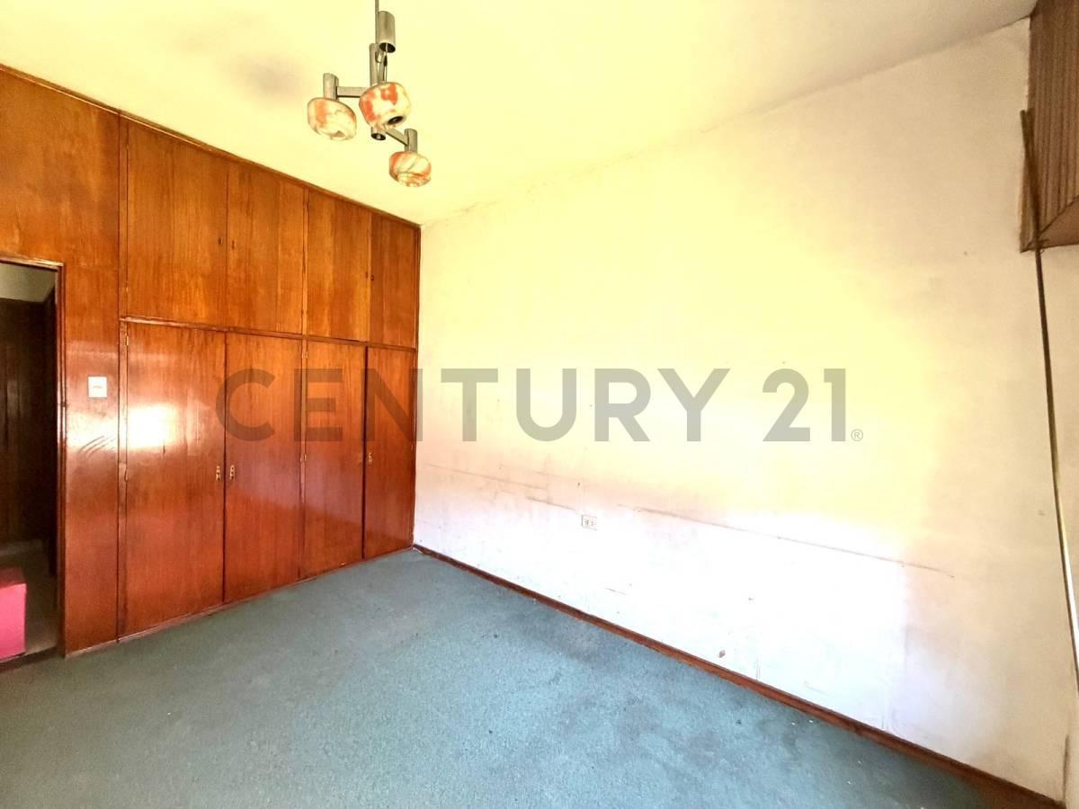 Foto de Casa 4 Ambientes a Reciclar en Venta – Lomas del Mirador – Gran, imagen 1