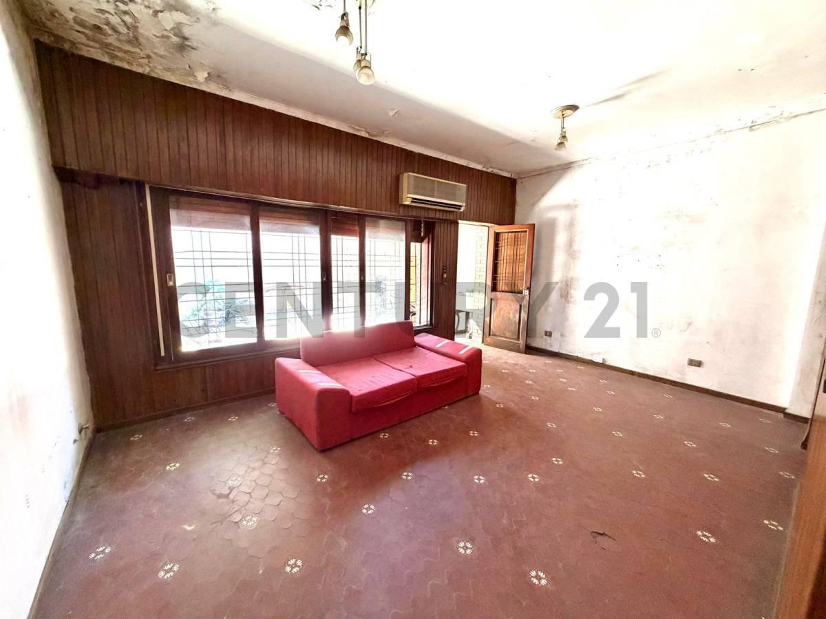 Foto de Casa 4 Ambientes a Reciclar en Venta – Lomas del Mirador – Gran, imagen 3